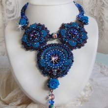 Collar Rosas Azul Royal con cristales de la Casa Swarovski y rocallas